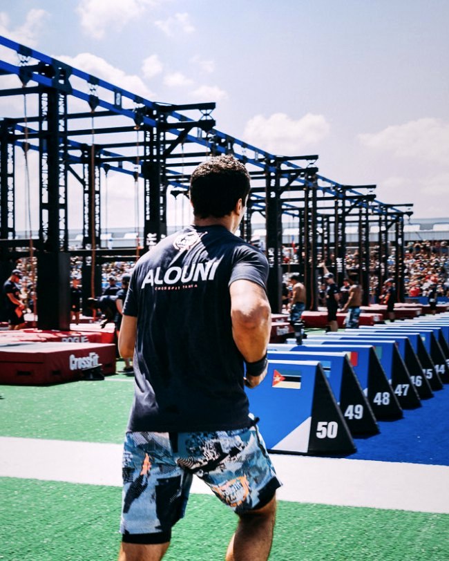 Chaker Alouni sur le plateau de compétition des CrossFit Games, maillot ALOUNI