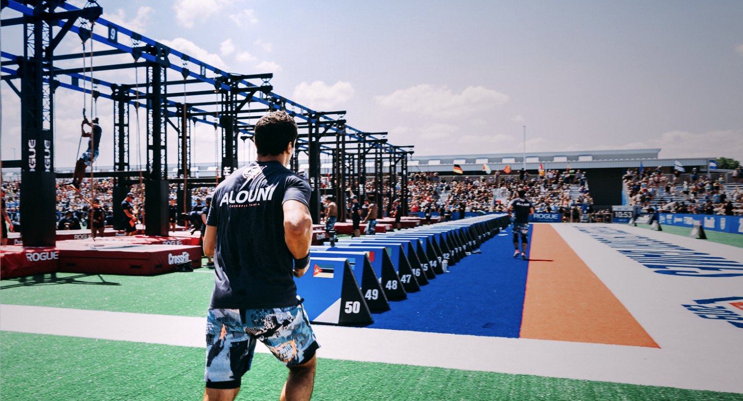 Chaker Alouni sur le plateau de compétition des CrossFit Games, maillot ALOUNI